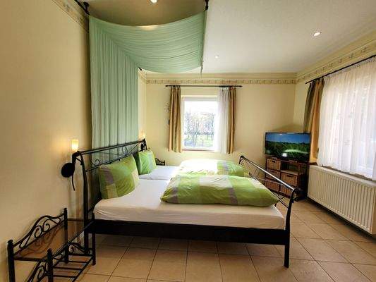 Schlafzimmer (2).jpg