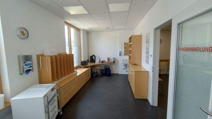 Behandlungs-/Büroraum 1