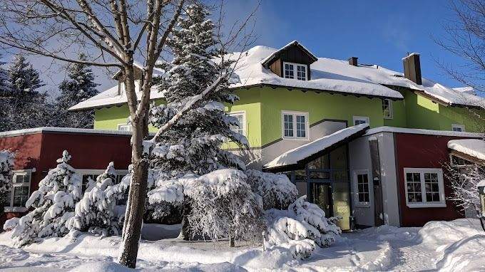 Verschneites Haus im Winter