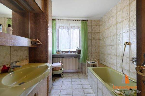 Badezimmer mit Duschbadewanne im Erdgeschoss