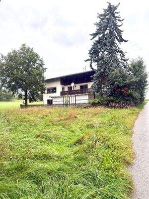 Hausansicht mit Grundstück