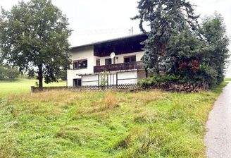 Hausansicht mit Grundstück