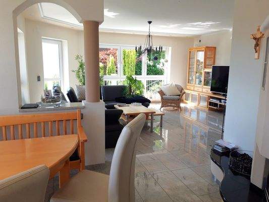 Blick vom Esszimmer ins Wohnzimmer