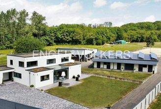 Anlage mit Stallung und Reitplatz