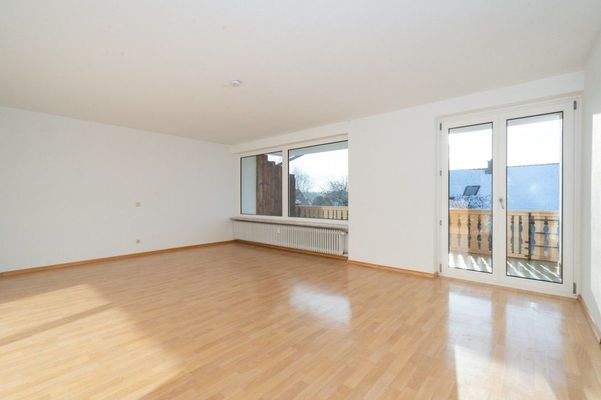 Wohnzimmer mit Ausgang zum Balkon