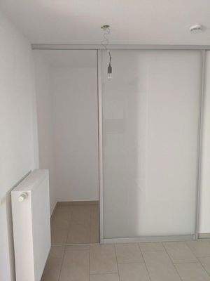 Gaderobe mit Schiebetüre im EG