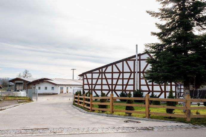 Bauernhaus: Stattlicher, komplett neu renovierter Gutshof mit ca. 17 ha