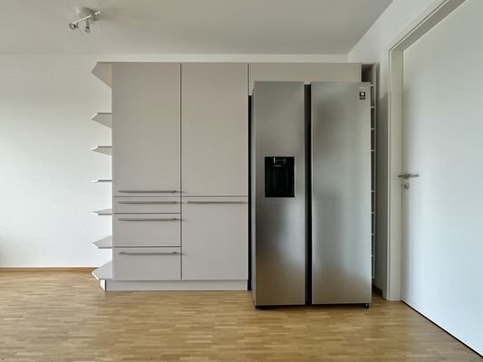 geräumige Küchenschränke mit Kühlschrank