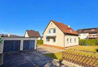 Ansicht mit Garagen