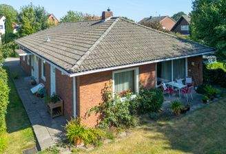 Ansicht Wohnhaus mit Garten und Terrasse 