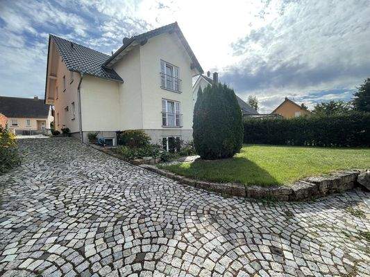 Ansicht mit Hofeinfahrt