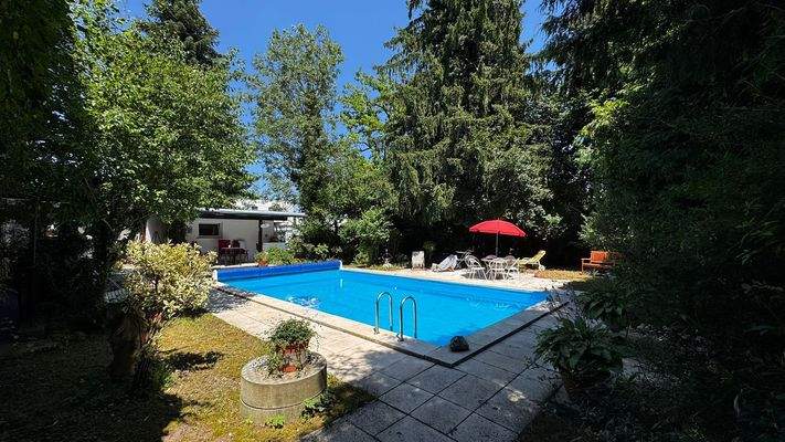 aktiver Pool im Garten.jpg