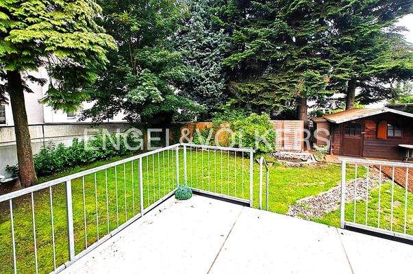 Blick von der Terrasse in den Garten