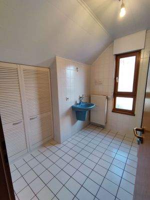 ... geräumig und mit Fenster