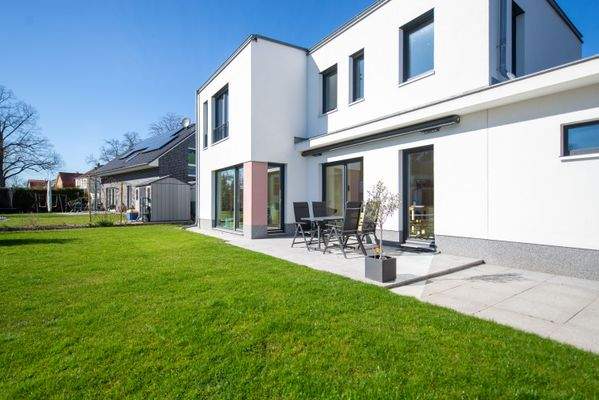 Garten mit Blick auf das Haus