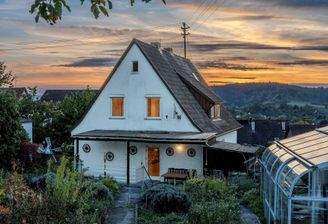 Hausansicht bei Abenddämmerung