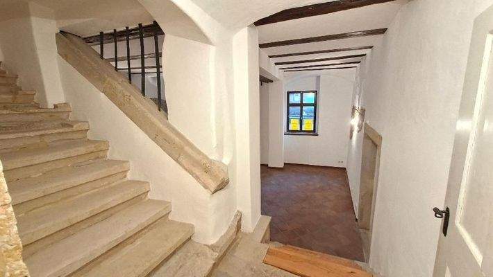 an der Deko Treppe vorbei