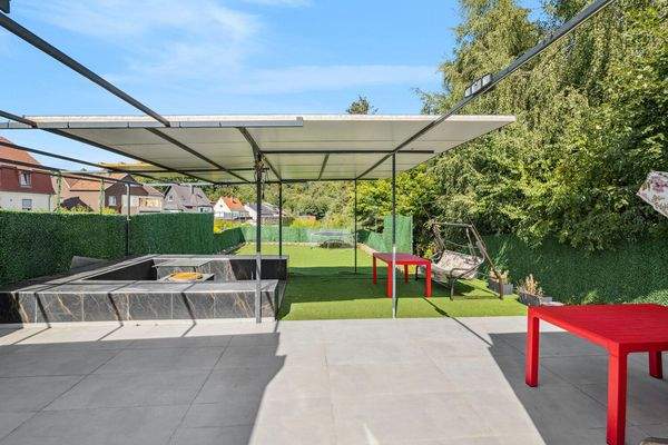 Überdachter Sitzbereich mit Feuerstelle