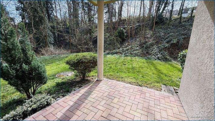 Terrasse mit Blick in den Garten