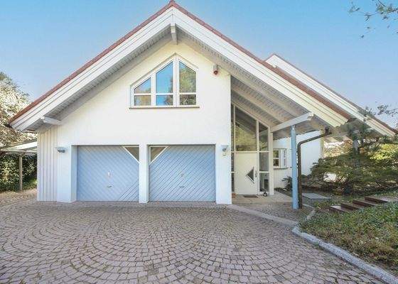 Hausansicht mit Garagen