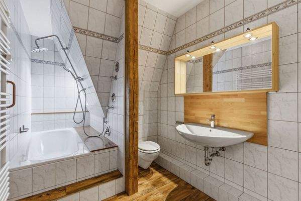 Badezimmer mit Wanne