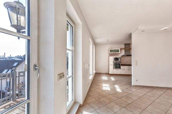 Wohnbereich mit Blick in die Küche