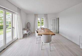 Ein Esszimmer das Gäste willkommen heißt