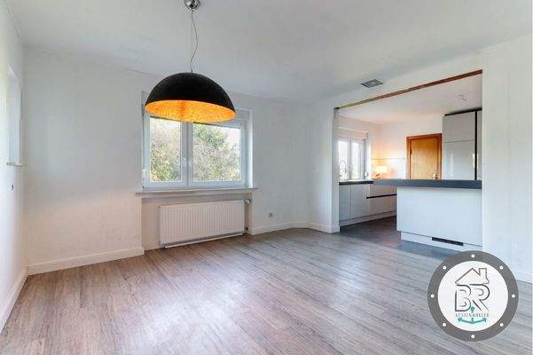 Essbereich mit Blick zur stylischen Küche