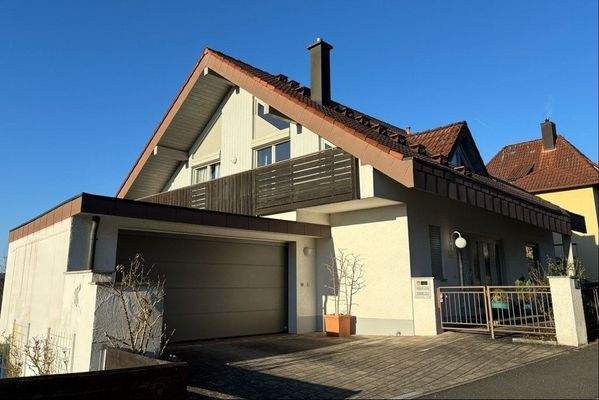 Ostansicht mit Doppelgarage
