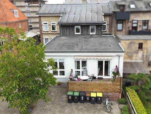 Die Rückansicht des Mehrfamilienhauses