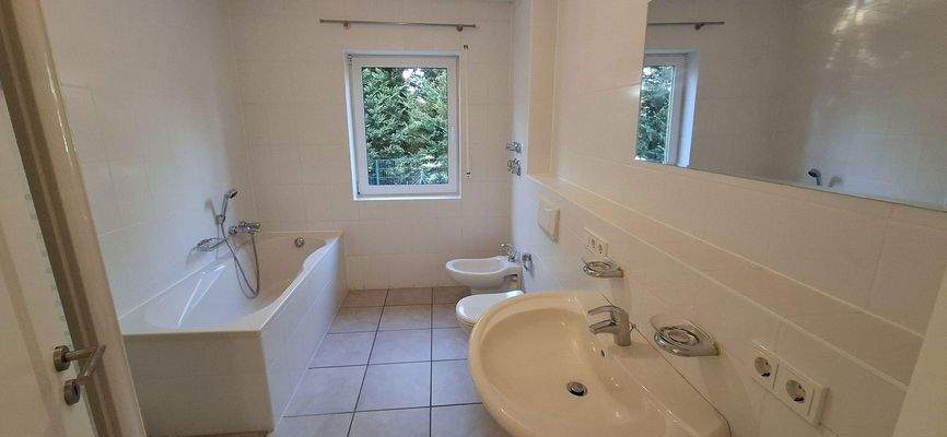 erstes Badezimmer EG