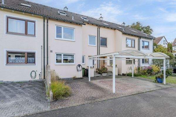 Carport mit Wallbox vor dem Haus