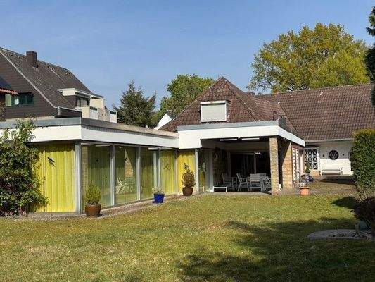 Blick zum Pool und zur überdachten Terrasse