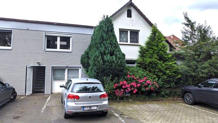 Buerozugang und angrenzendes Wohnhaus