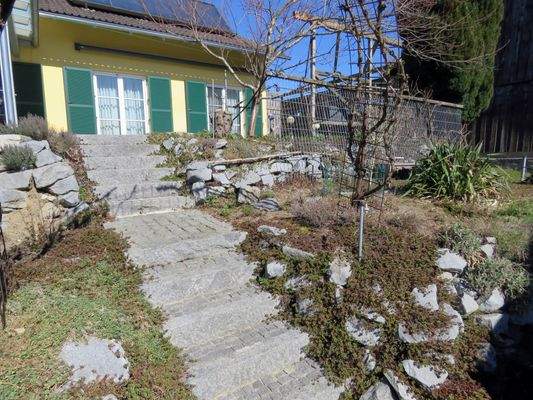 Steintreppe zur oberen Terrasse