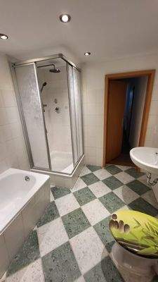 mit Badewanne und Dusche