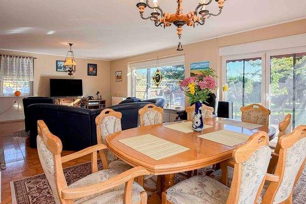 Großes, lichtdurchflutetes Wohnzimmer mit Zugang zur überdachten Terrasse