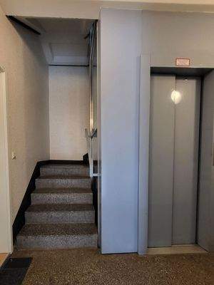 Treppenhaus mit Aufzug