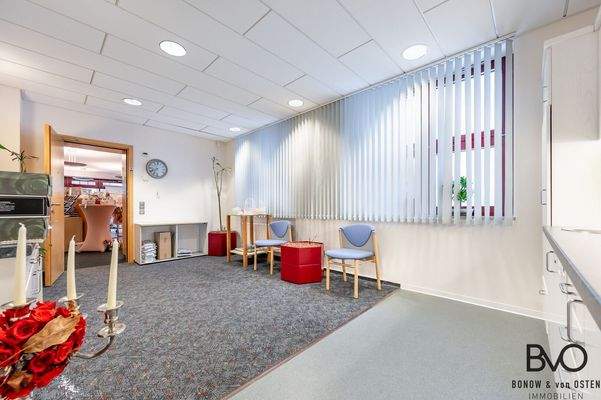 Großzügiger Personal- und Pausenraum