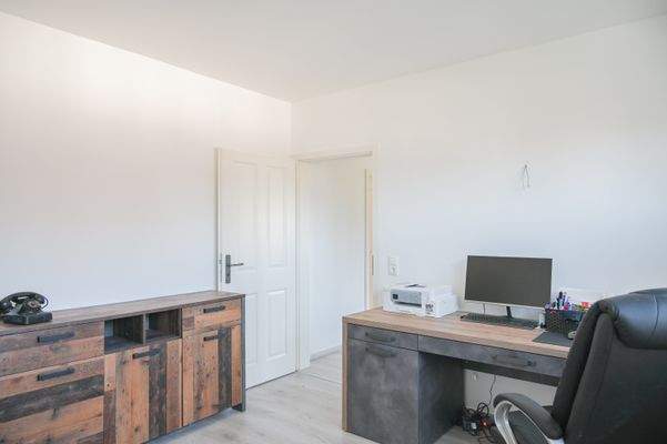 helles Büro mit Blick zum Flur