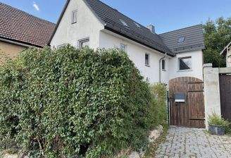 Hausansicht mit neuem Holztor