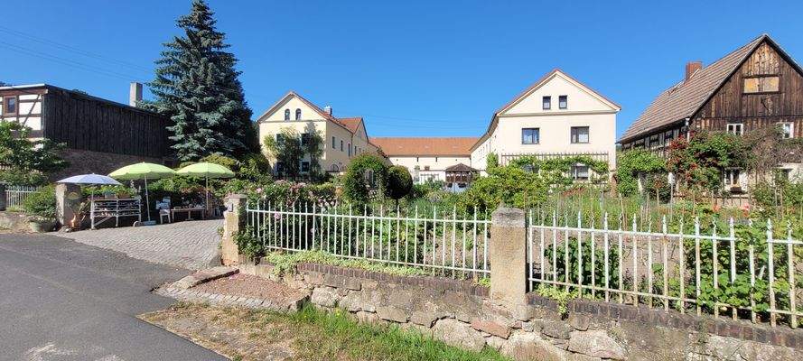 Die schön sanierten Dreiseithöfe