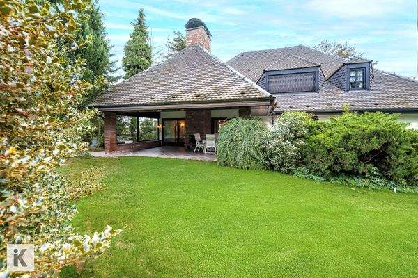 Blick vom Garten zur Villa