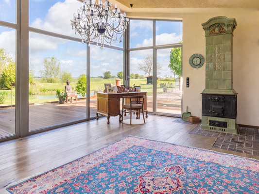 Wintergarten mit Ofen und Zugang zur überdachten Terrasse