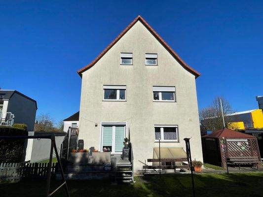 Außenansicht mit Garten