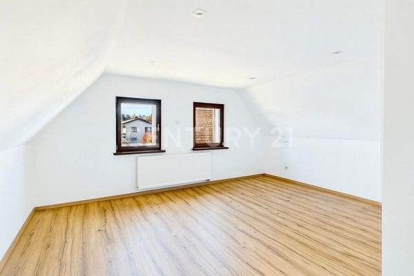 Großzügiges Kinder- oder Jugendzimmer mit Dachschräge