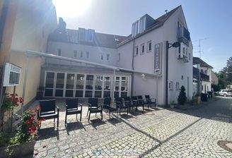 Außenansicht mit Terrasse