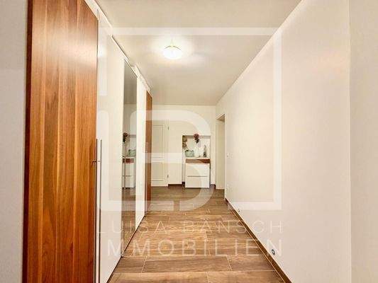 15_Flur untere Ebene.jpeg