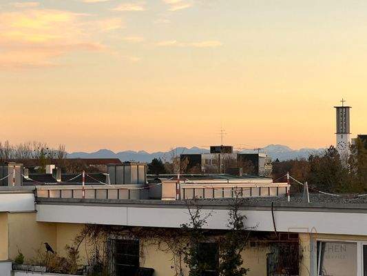 Alpenpanorama über den Dächern