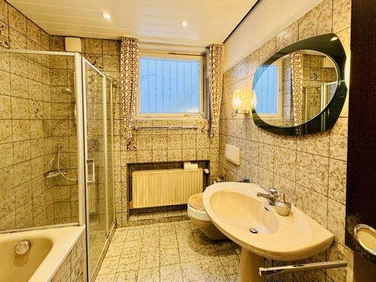 Badezimmer im Untergeschoss